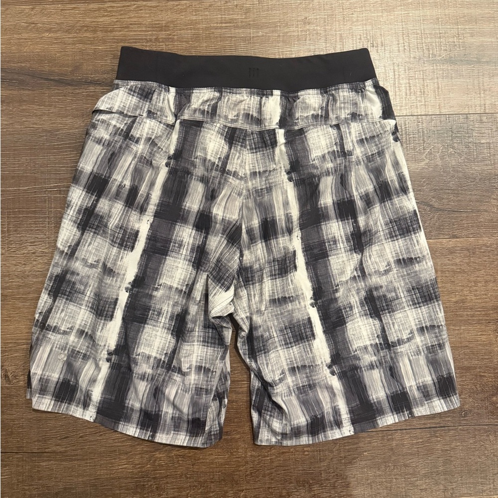 Lululemon | Core Short - Picture 2 of 4